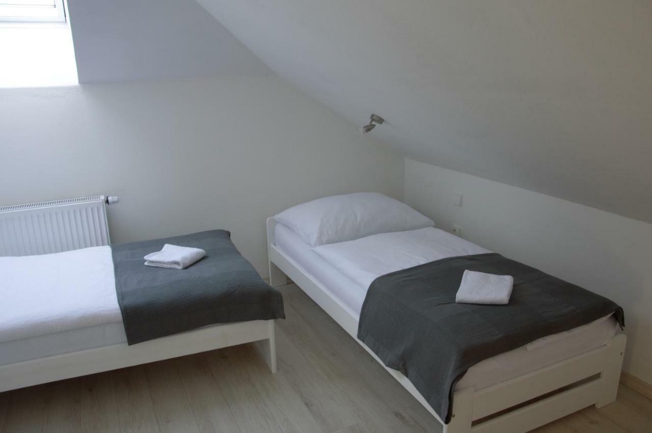 Apartmany Charlie เบเชนยอวา ภายนอก รูปภาพ
