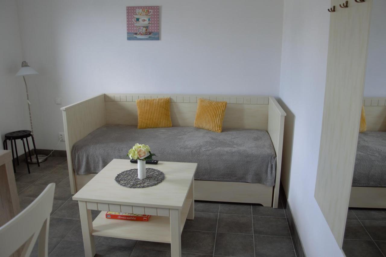 Apartmany Charlie เบเชนยอวา ภายนอก รูปภาพ